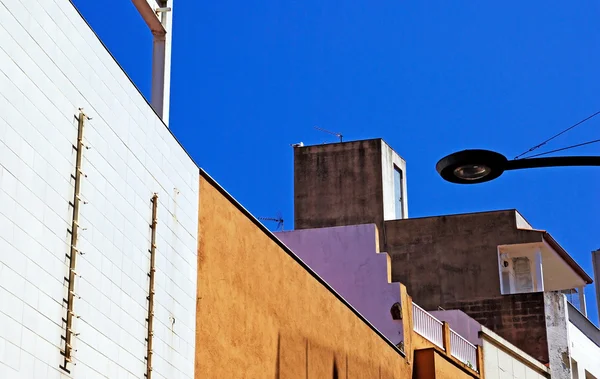 现代化的建筑和街道光。西班牙滩. — 图库照片