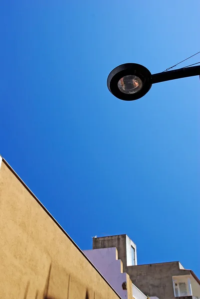 Luz de rua e telhado do edifício. Lloret de Mar, Espanha . — Fotografia de Stock