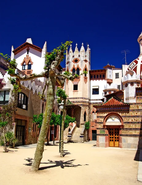 Iglesia con hermosa arquitectura y jardín. Lloret de Mar, Co — Foto de Stock