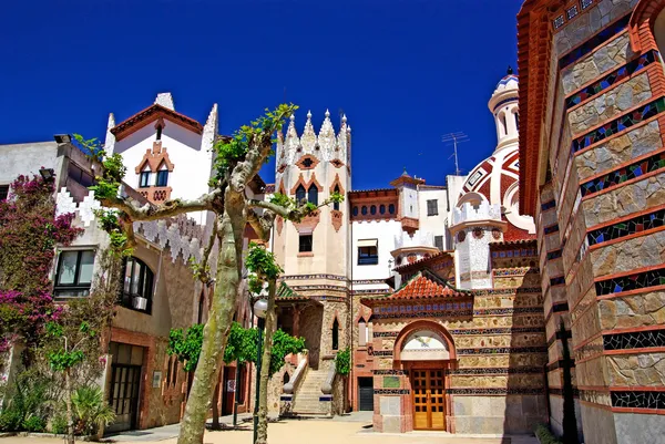 Iglesia con hermosa arquitectura y jardín. Lloret de Mar, Co —  Fotos de Stock