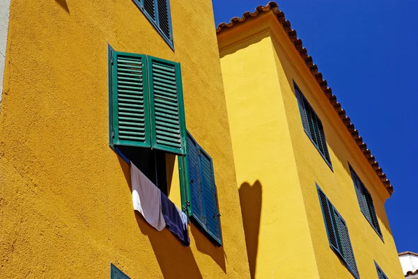 Architettura gialla della piccola città di Lloret de Mar. Costa Brava, Sp — Foto Stock