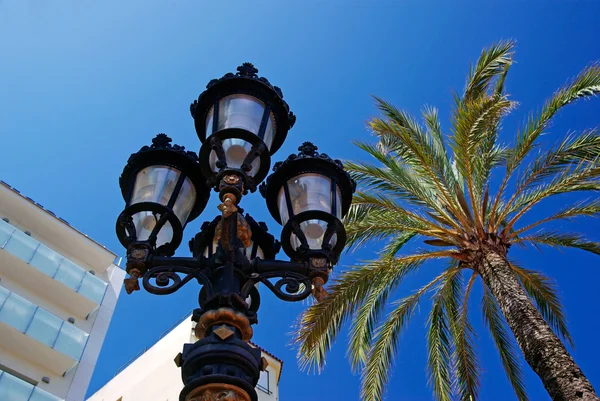Ulica światło i palmy z luksusowych apartamentów, budynek w tle — Zdjęcie stockowe