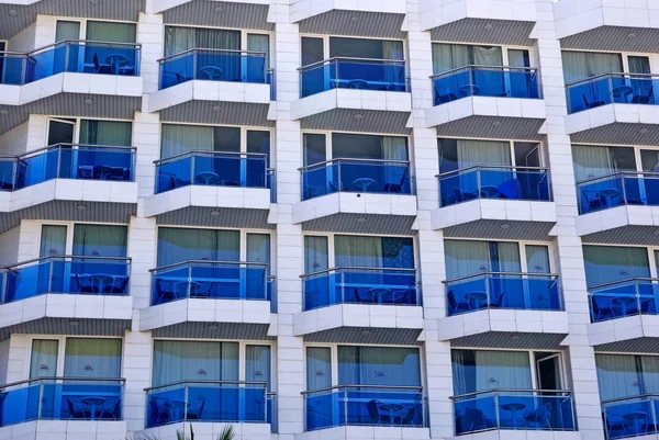 Bâtiment abstrait avec balcon comme toile de fond ou arrière-plan . — Photo