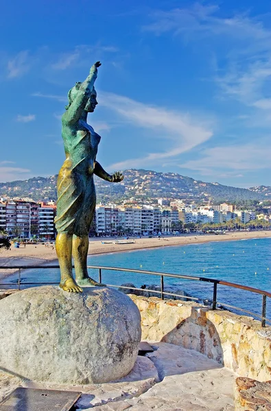 Bronzen standbeeld van vrouw op zoek naar de zee. Lloret de mar, costa — Stockfoto
