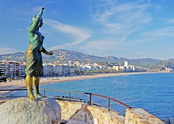 Denize bakarak kadın bronz heykeli. Bir Lloret de mar, Kosta — Stok fotoğraf