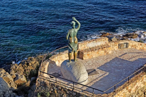 Estátua de Bronze de mulher olhando para o mar. Lloret de Mar, Costa — Fotografia de Stock