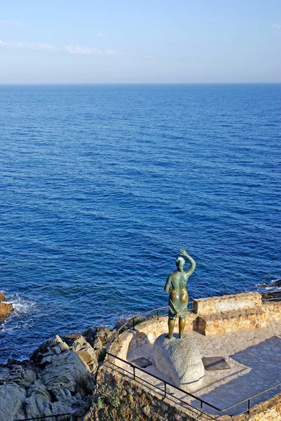 Bronsstaty av kvinna som tittar till havet. Lloret de mar, costa — Stockfoto