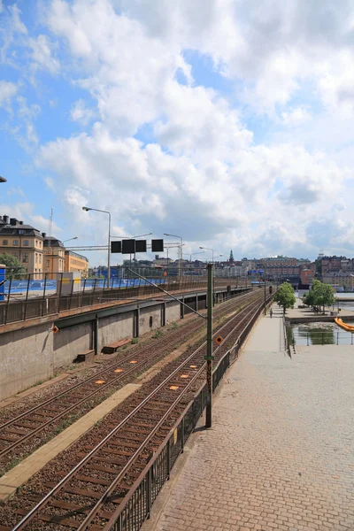 Spoorweg in het centrum van stockholm stad. — Stockfoto