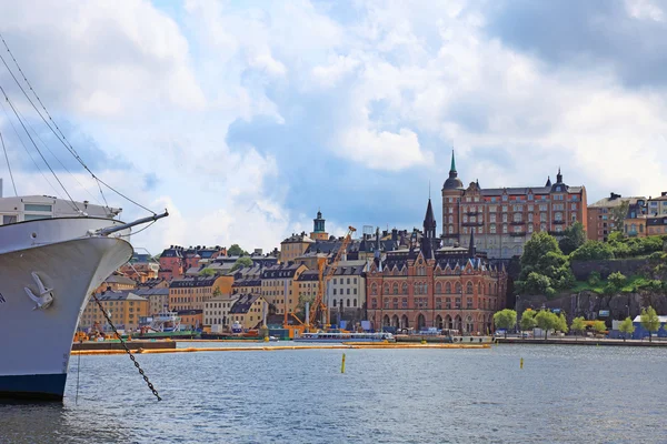 Schip en stadsgezicht van stockholm. — Stockfoto