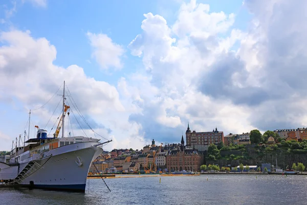 Loď a panoráma města Stockholm. — Stock fotografie