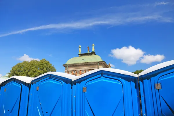 Cabinas de baño temporales en el centro de la ciudad de Estocolmo . — Foto de Stock