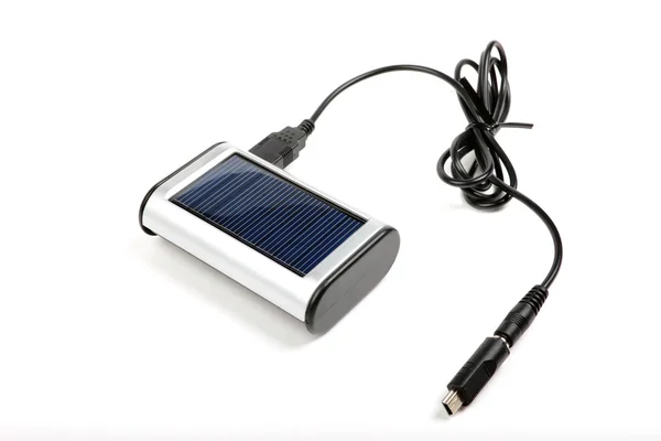 Chargeur solaire pour téléphones mobiles isolés sur fond blanc . — Photo