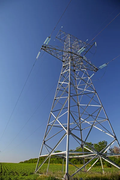 Torre de alto voltaje en el campo. — Foto de Stock