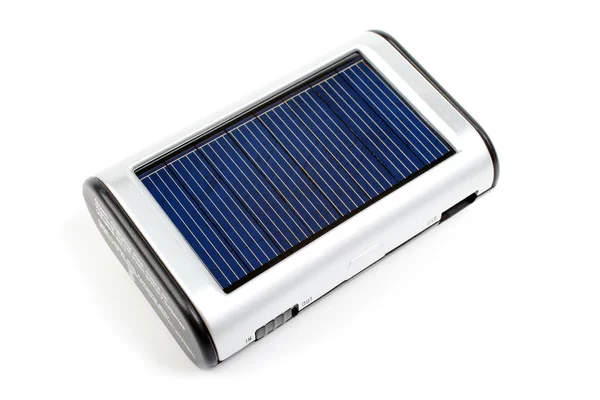 Chargeur solaire pour téléphone portable isolé sur fond blanc . — Photo