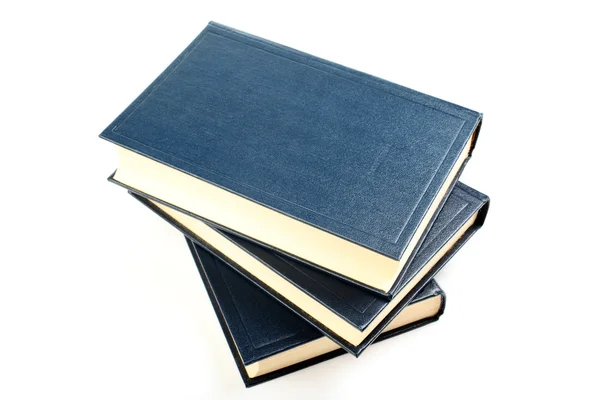 Τρία παλιά βιβλία με κιτρινισμένες σελίδες που απομονώνονται σε λευκό φόντο — Φωτογραφία Αρχείου