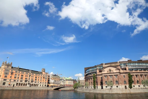 Widok miasta Sztokholm, parlament budynku, gamla stan. — Zdjęcie stockowe
