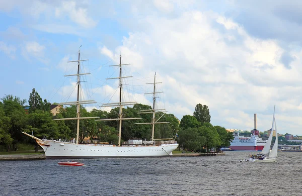 Суда и лодки в Стокгольм-Харбор, Швеция . — стоковое фото
