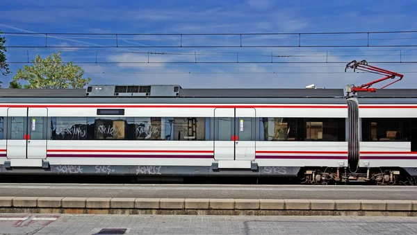 รถไฟที่สถานีเป็นพื้นหลัง สเปน ยุโรป . — ภาพถ่ายสต็อก