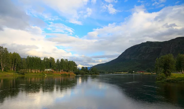 Norwegischer Seeblick im Sommer. vor Sonnenuntergang. — Stockfoto