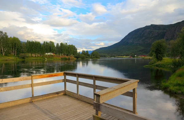 Muelle en el lago en Noruega antes del atardecer, Europa escandinava . — Foto de Stock