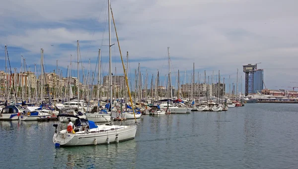 Jachten en zeil boten in de haven van barcelona. — Stockfoto