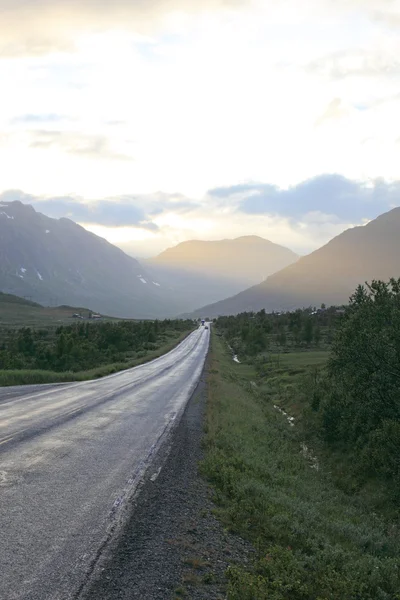 Väg från oslo till bergen före solnedgången. Norge, skandinaviska euro — Stockfoto
