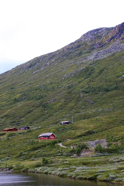 Horská krajina s domy v Norsku. Skandinávská Evropa山风景用房子在挪威。斯堪的纳维亚欧洲. — Stock fotografie