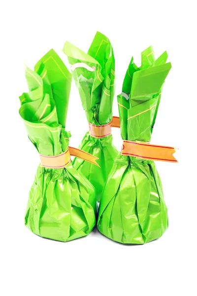 Estudio de chupito de dulces de chocolate en paquete verde aislado en whi — Foto de Stock