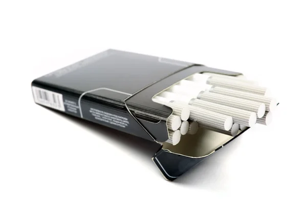 Fekete doboz cigarettát elszigetelt fehér background. — Stock Fotó