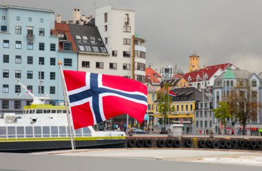 Limanın Bergen şehir. Norveç bayrağı üzerinde odaklanır. Yaz sc