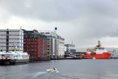 Endüstriyel manzara Norveç limanın Bergen. Bulutlu scandinavi