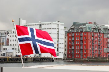 Limanın Bergen şehir. Norveç bayrağı üzerinde odaklanır. Yaz sc