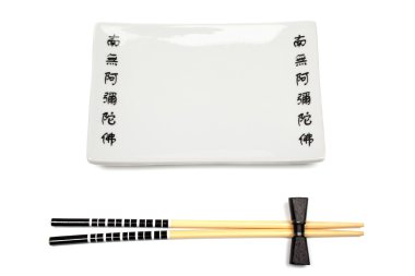 kullanılmayan Japon chopsticks ve dishware yalıtılmış üzerinde beyaz backgr