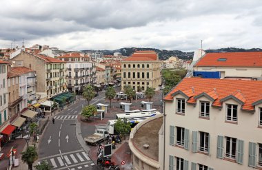 Güney Fransa 'da Cannes şehri. Eski Akdeniz köyü mimarisi. Avrupa 'ya seyahat ve turizm. Fransız Rivierası 'nın eski sokak manzarası, deniz manzarası. Provence arka planında yaz.