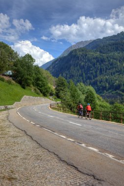 bisikletçiler arasında swiss alps, Avrupa yolu üzerinde.