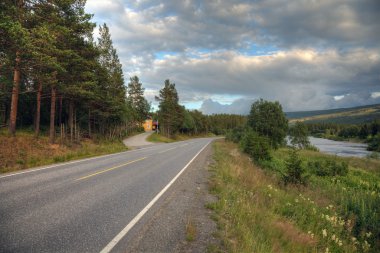 yolda pitoresk Norveç peyzaj, Avrupa.