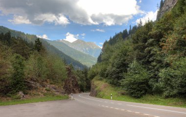 İsviçre Alpleri'nde, Avrupa boş pitoresk yol.