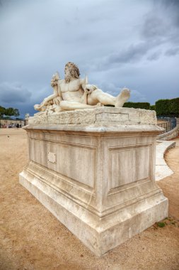 tuileries bahçeleri ve arka planda, p dramatik gökyüzü heykel