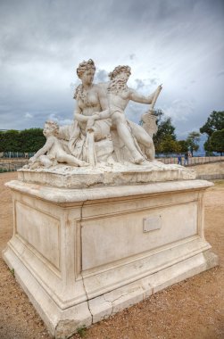 tuileries bahçeleri ve arka planda, p dramatik gökyüzü heykel