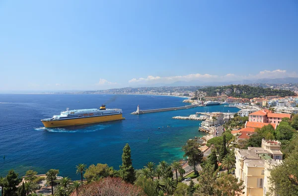 Vista estiva della città di Nizza e del porto con nave da crociera . — Foto Stock