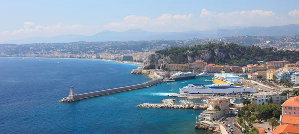 Panoramisch uitzicht op de haven van de stad van nice. — Stockfoto