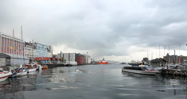 Vista panorâmica do porto de Bergen, Noruega. Escandinávia dramática — Fotografia de Stock