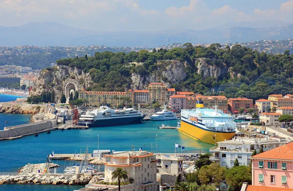 Porto con yacht di lusso, navi da crociera della città di Nizza, Fra — Foto Stock