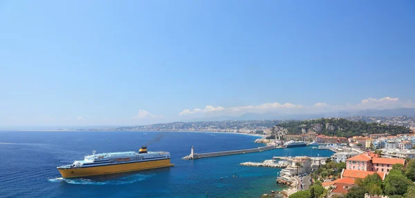 Καλοκαίρι θέα της πόλης της Νίκαιας και το λιμάνι με πλοίο crusie. — Φωτογραφία Αρχείου