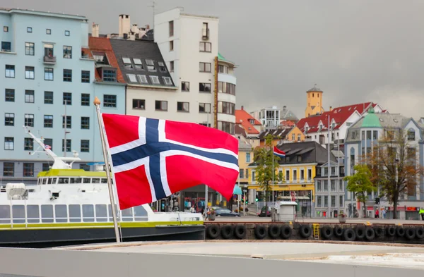 Hafen der Stadt Bergen. Fokus auf norwegische Flagge. Sommersc — Stockfoto