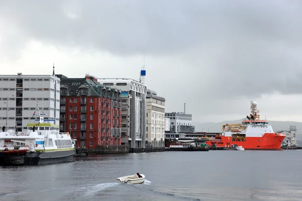 Vista industriale del porto norvegese di Bergen. scandinavi nuvolosi — Foto Stock