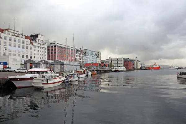 Porto norueguês da cidade de Bergen. Tempo dramático, escândalo — Fotografia de Stock