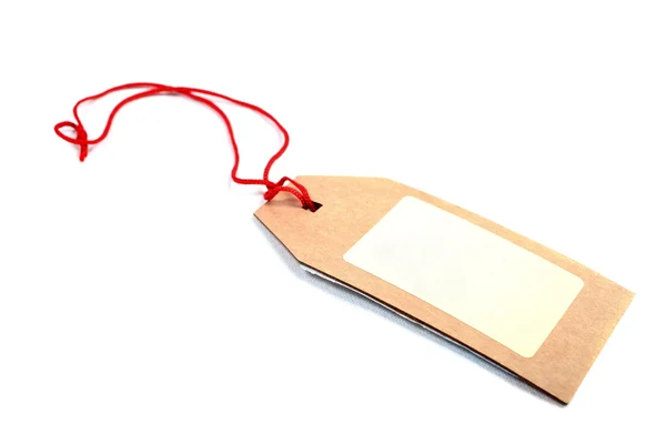 Etiqueta de precio hecha de cartón marrón con cuerda roja aislada en whit — Foto de Stock