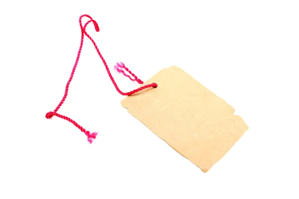 Ценник из коричневого картона с красной веревкой, изолированной на белом — стоковое фото