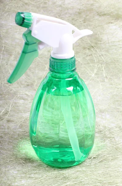 Spray de agua de plástico sobre fondo natural texturizado . — Foto de Stock